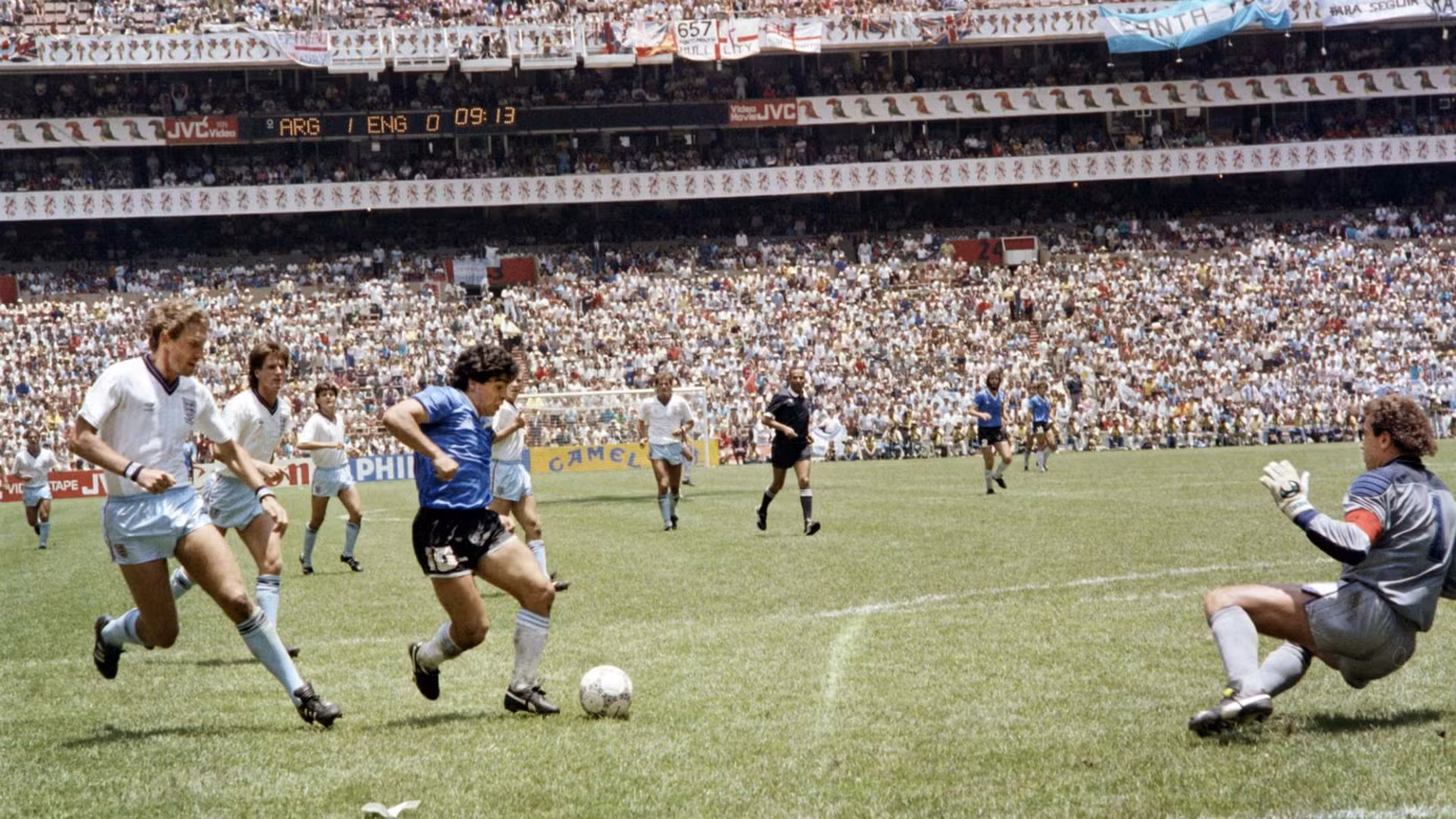 Khoảnh khắc trước khi Maradona tạo ra bàn thắng thứ hai. (Ảnh: CNN)