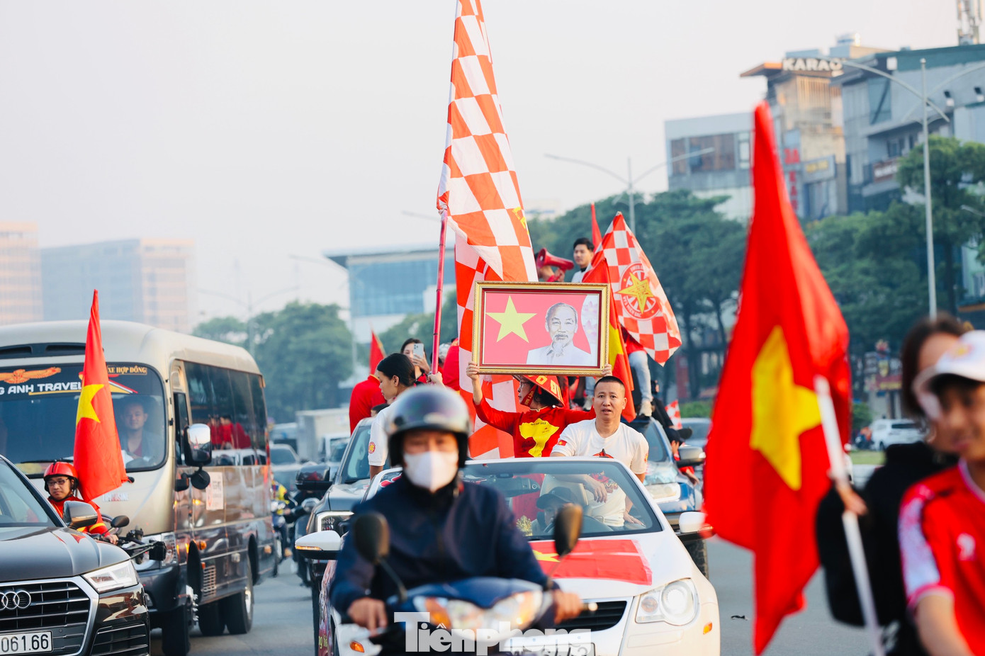 Ảnh Bác cùng tiếng ca "Như có Bác Hồ trong ngày vui đại thắng" luôn là một phần không thể thiếu trong hoạt động cổ vũ đội tuyển.