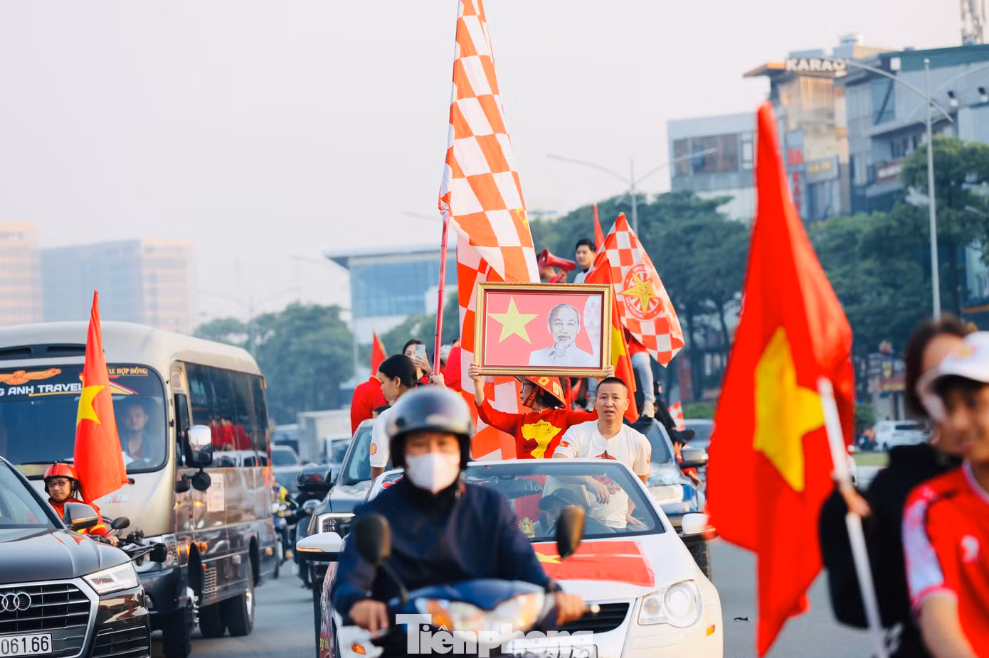 Ảnh Bác cùng tiếng ca "Như có Bác Hồ trong ngày vui đại thắng" luôn là một phần không thể thiếu trong hoạt động cổ vũ đội tuyển.