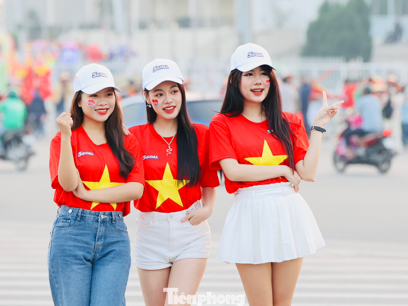 Mặc dù trận đấu giữa ĐT Việt Nam và Iraq diễn ra vào lúc 19h00, nhưng từ rất sớm, người hâm mộ đã đồng loạt kéo về Mỹ Đình, tạo nên bầu không khí vô cùng sôi động.