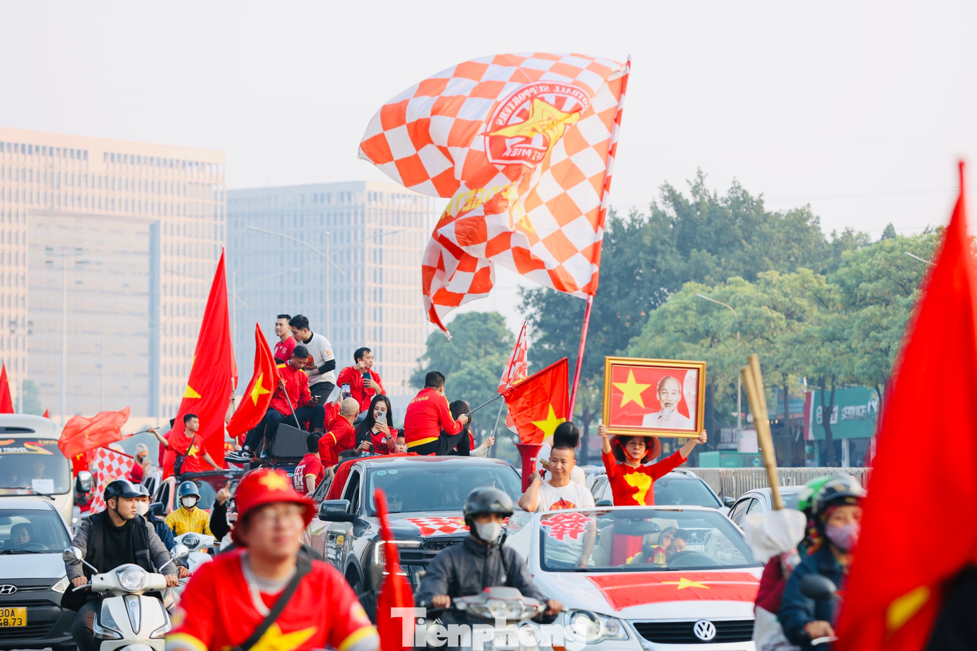 Ảnh Bác cùng tiếng ca "Như có Bác Hồ trong ngày vui đại thắng" luôn là một phần không thể thiếu trong hoạt động cổ vũ đội tuyển.