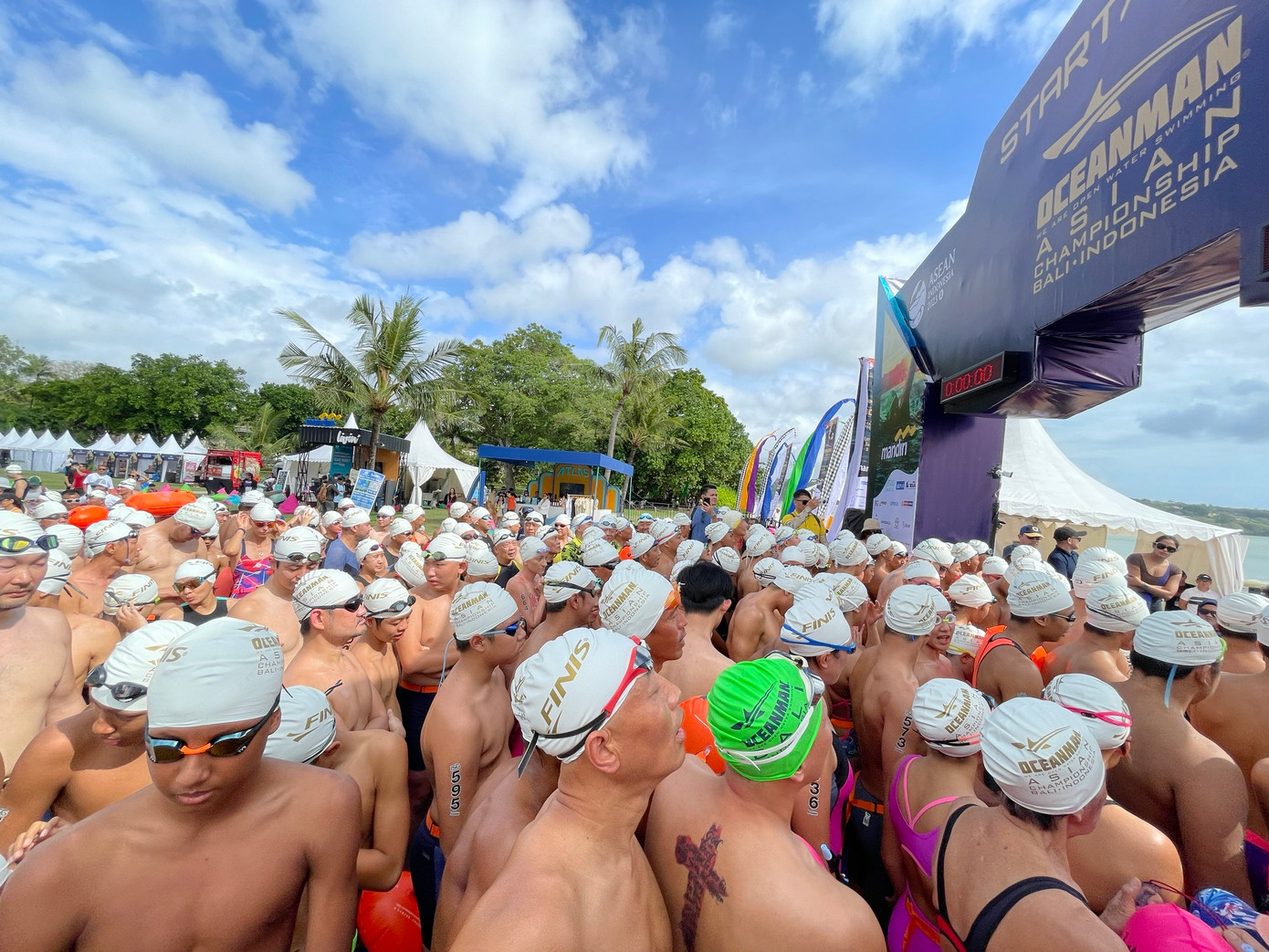 Trong mùa hè 2023, Oceanman được tổ chức ở 9 quốc gia, bao gồm Bali, Indonesia, nơi được mệnh danh là Vùng đất của các vị thần. Sáng 8/7, hàng ngàn VĐV đến từ nhiều quốc gia đã bước vào tranh tài, tạo nên bầu không khí vô cùng sôi động.