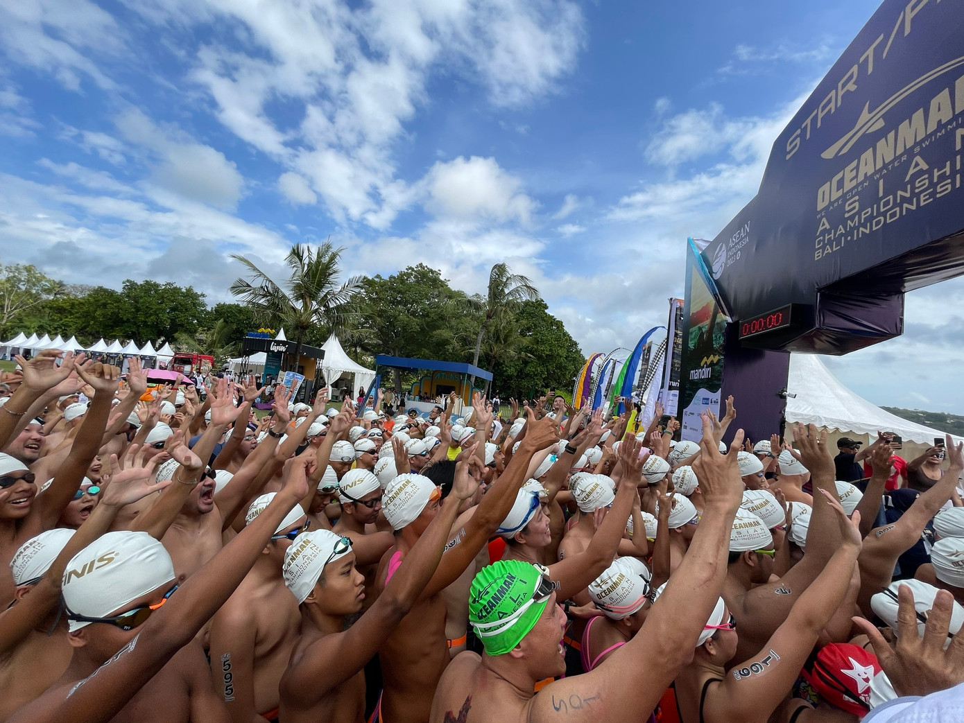 Trong mùa hè 2023, Oceanman được tổ chức ở 9 quốc gia, bao gồm Bali, Indonesia, nơi được mệnh danh là Vùng đất của các vị thần. Sáng 8/7, hàng ngàn VĐV đến từ nhiều quốc gia đã bước vào tranh tài, tạo nên bầu không khí vô cùng sôi động.