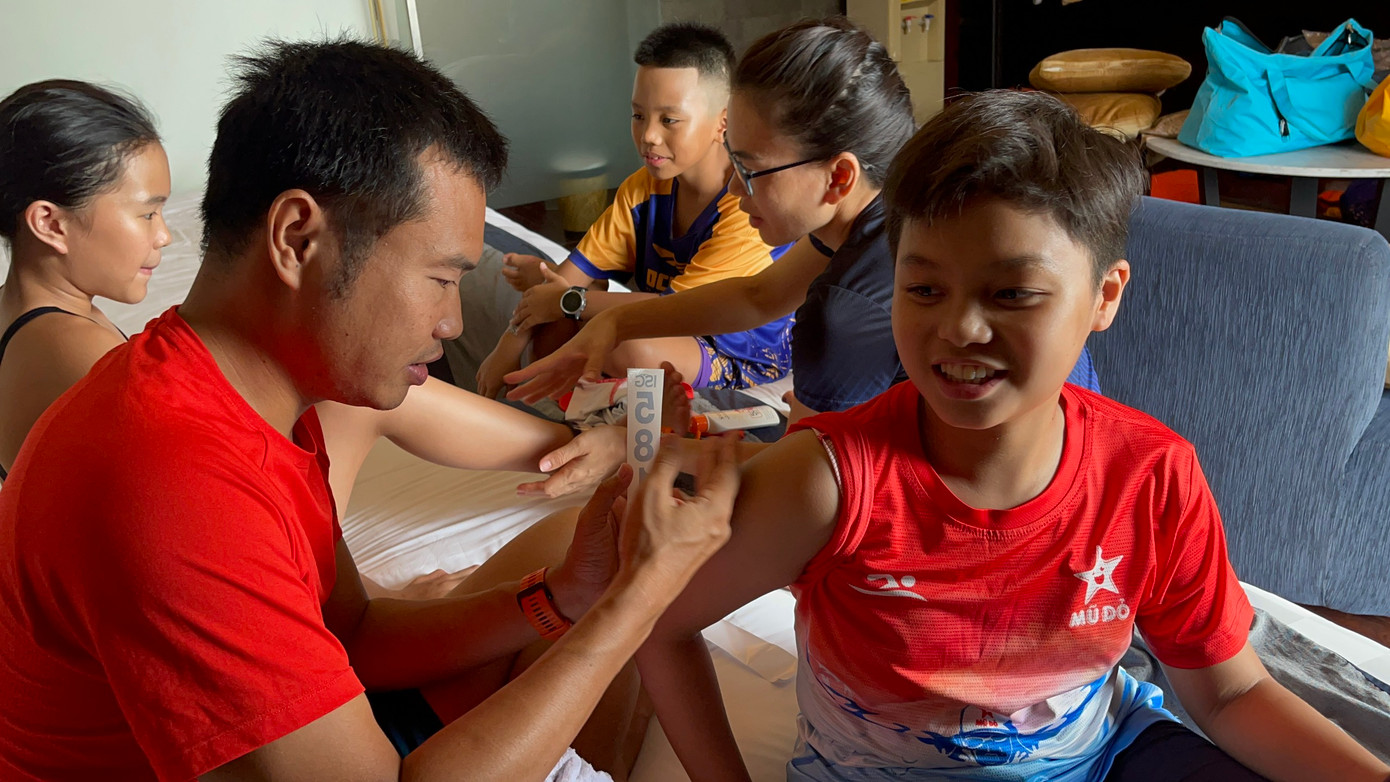 Trong khi Hồng Phúc bơi cự ly 5km, Duy Anh, Linh Chi và Tuấn Phong thử sức ở cự ly 2km. Tất cả đều hào hứng và tự tin sẽ chinh phục thử thách.