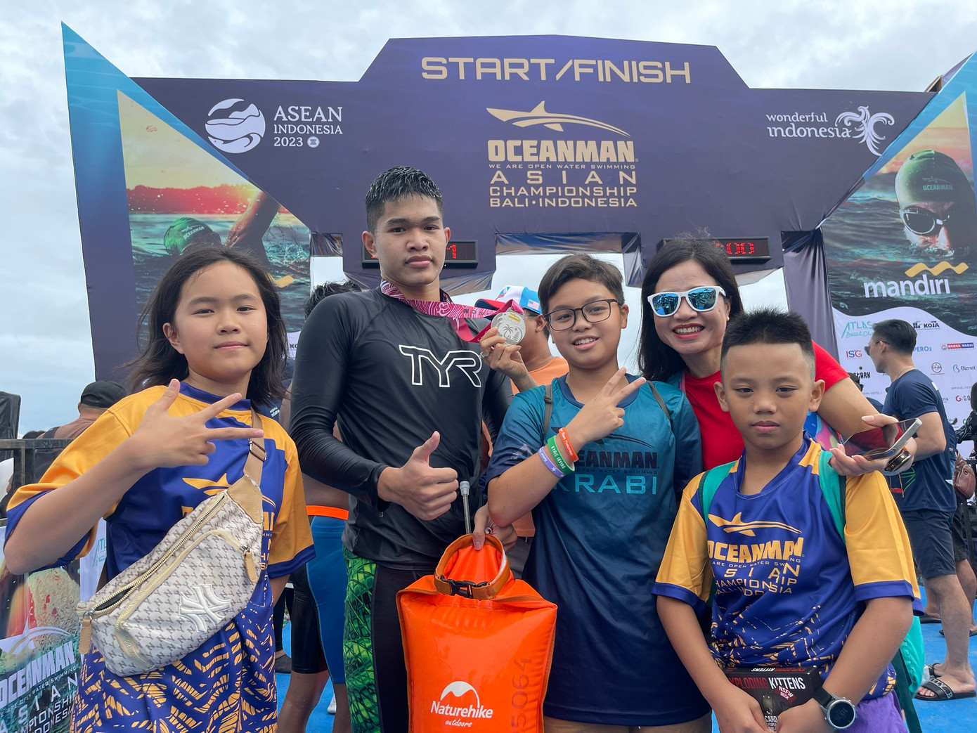 Trong đó bao gồm 4 VĐV nhí Việt Nam. Đó là Phạm Hồng Phúc, học sinh lớp 10 chuyên Sinh ĐH Khoa học tự nhiên, Nguyễn Duy Anh lớp 8A01 Ngôi sao Hà Nội, Nguyễn Linh Chi lớp 6B2 Vinscholl và Tuấn Phong lớp 4 trường TH Hoàng Mai.