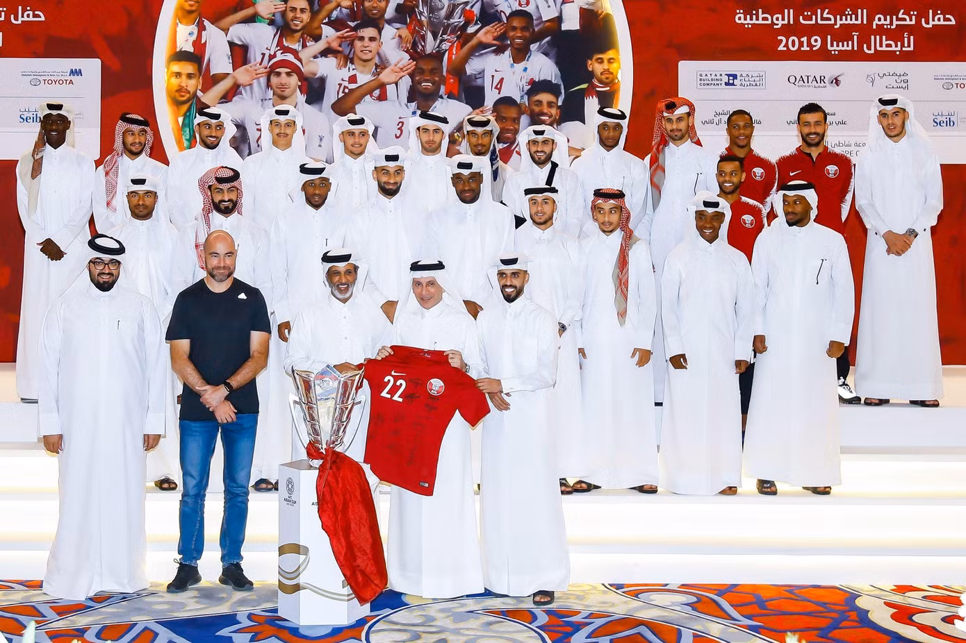 ĐT Qatar được vinh danh sau khi vô địch Asian Cup 2019. (Ảnh: Getty Images)