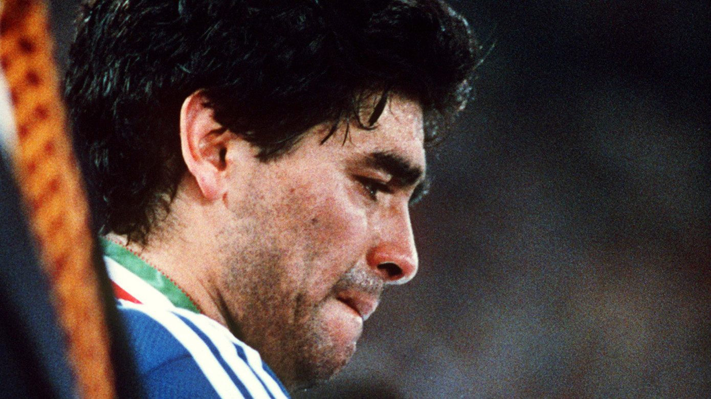 Diego Maradona bật khóc sau thất bại...