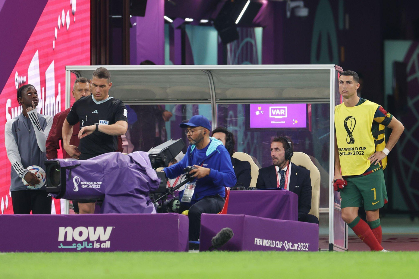 Dáng vẻ buồn bã và lạc lõng của Ronaldo trong bối cảnh Bồ Đào Nha đang thắng tưng bừng. Hình ảnh này rất khác so với một Ronaldo hoạt bát trên đường pitch, thậm chí chỉ đạo đồng đội như ở chung kết Euro 2016.