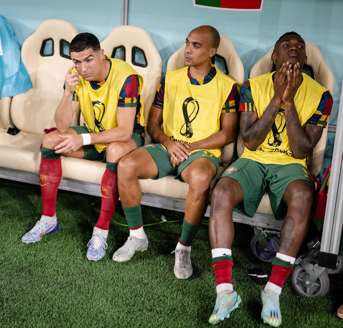 Nhưng sau đó, Ronaldo trở lại ghế dự bị với gương mặt đầy thất vọng.