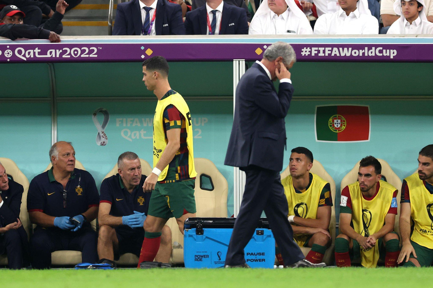 HLV Fernando Santos cũng ngó lơ Ronaldo. Hiển nhiên ông đã chính xác sau quyết định dũng cảm loại Ronaldo. Người thay thế Goncalo Ramos liên tiếp lập công và Bồ Đào Nha chơi trận đấu hay nhất từ đầu giải.