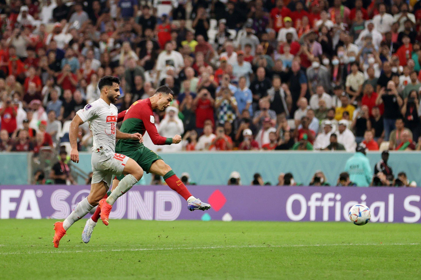 Ronaldo có một lần đưa bóng vào lưới, nhưng đã việt vị.