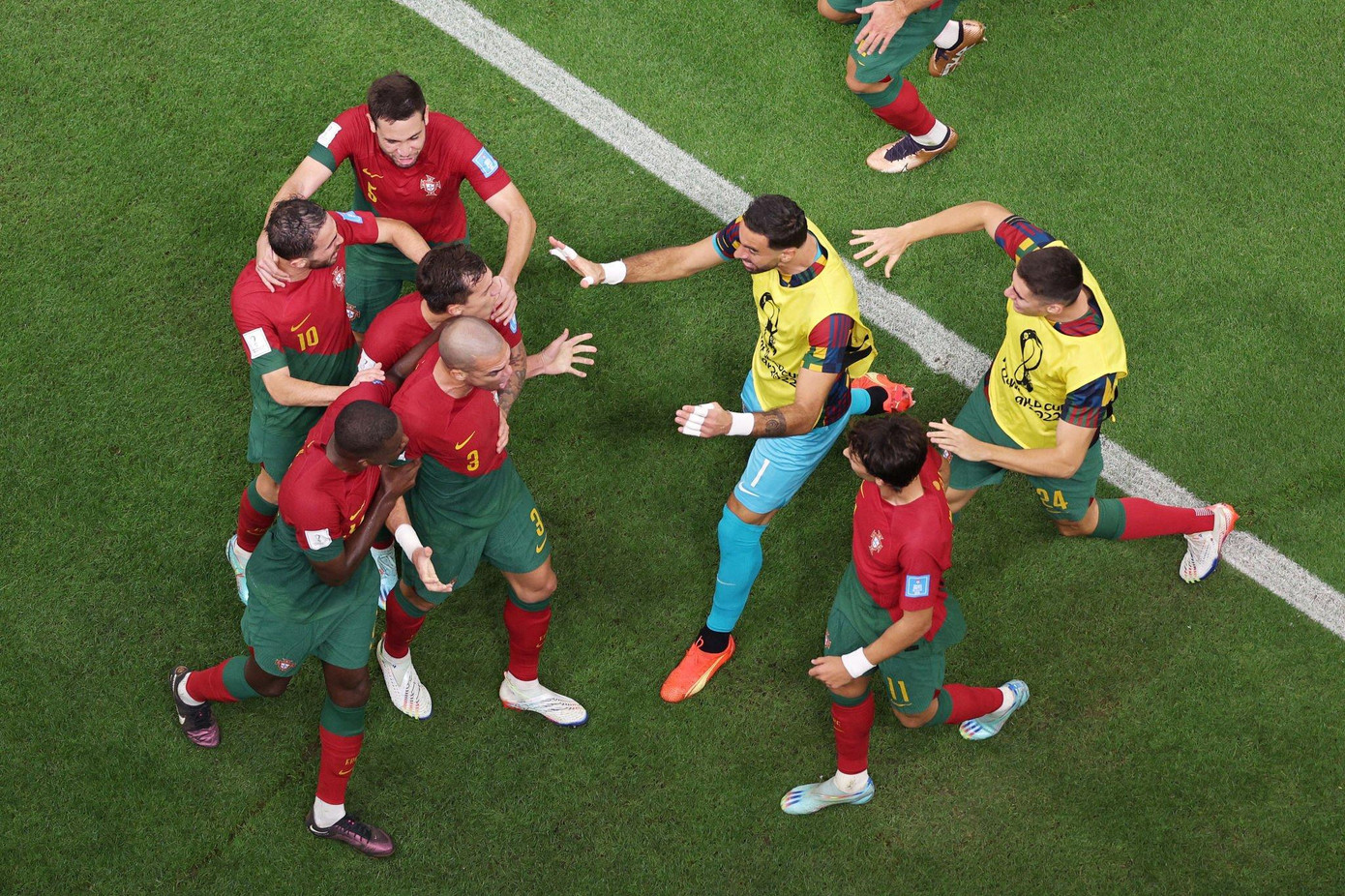 Các bàn thắng liên tiếp của ĐT Bồ Đào Nha giúp anh vui lên đôi chút.