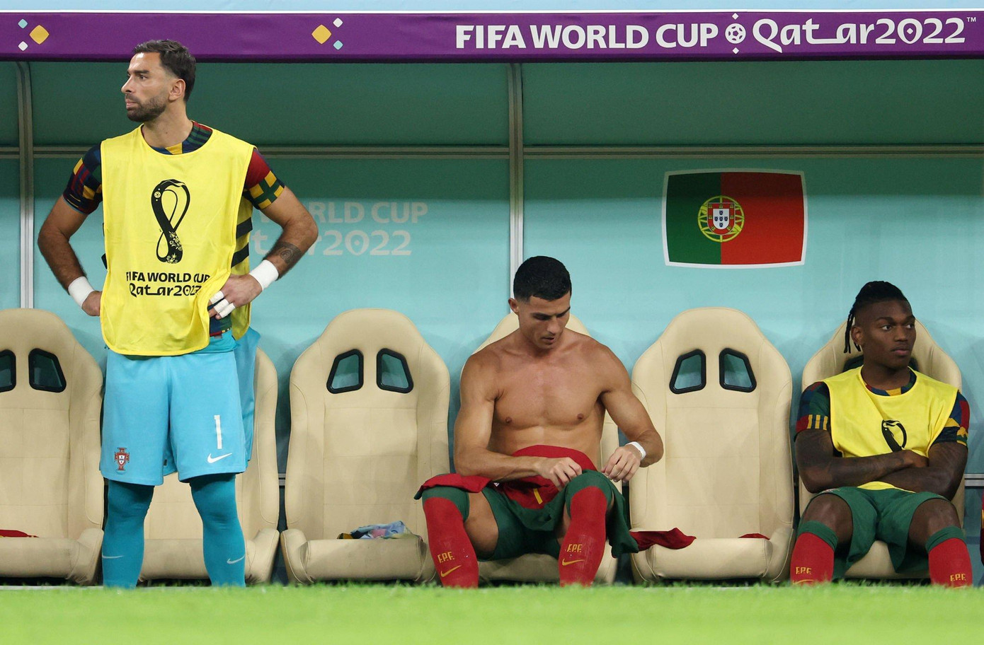 Cách đây không lâu, Ronaldo đáp trả HLV Ten Hag ở MU rằng anh không phải dạng cầu thủ chơi vài phút cuối. Thật không ngờ, ở một nơi bất khả xâm phạm như Bồ Đào Nha, Ronaldo cũng rơi vào tình cảnh ấy.