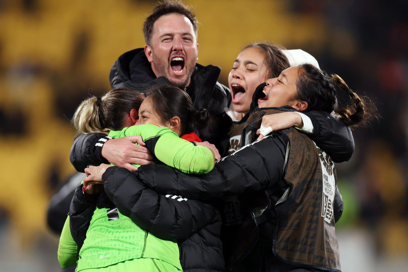 Cảm xúc dâng trào của các cô gái Philippines sau chiến thắng trước New Zealand. (Ảnh: Getty Images)