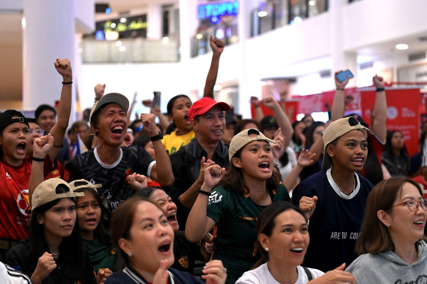 Người hâm mộ Philippines vỡ òa vui sướng với chiến thắng lịch sử. (Ảnh: Getty Images)