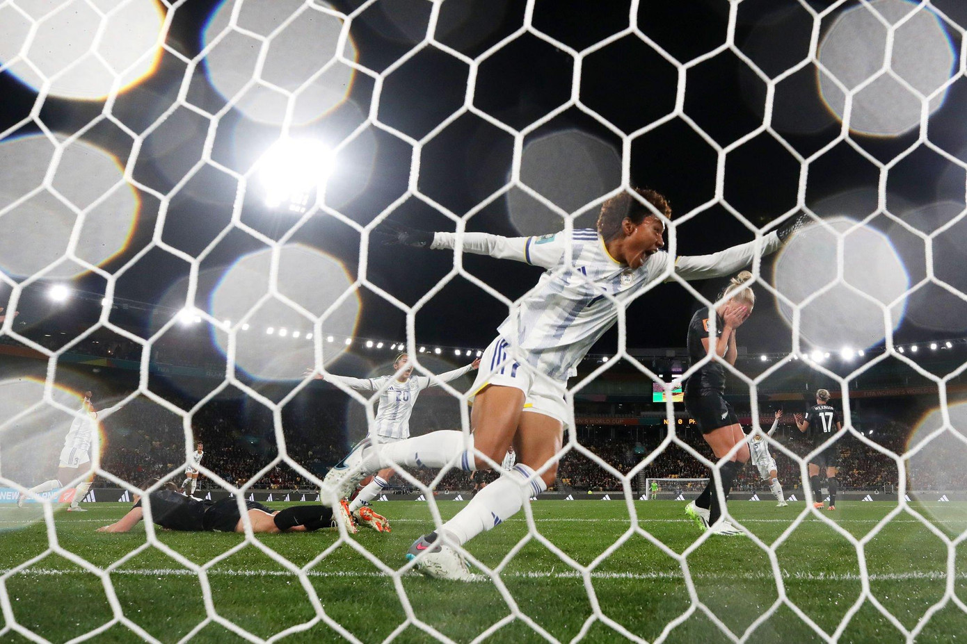 Khoảnh khắc Sarina Bolden ghi bàn, tạo nên mốc son chói lọi trong lịch sử bóng đá Philippines. (Ảnh: Getty Images)