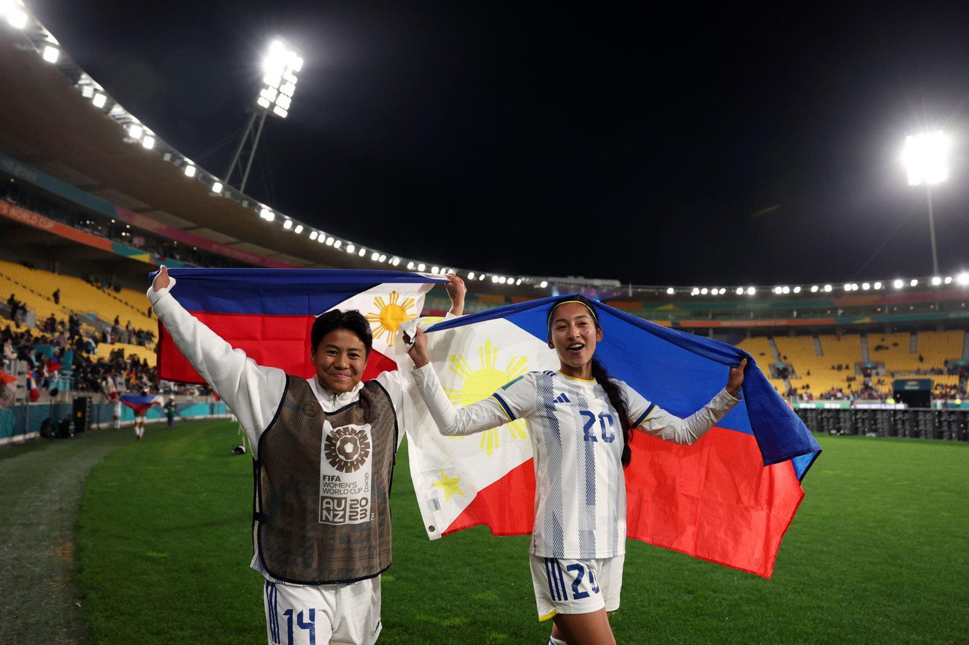 Cảm xúc dâng trào của các cô gái Philippines sau chiến thắng trước New Zealand. (Ảnh: Getty Images)