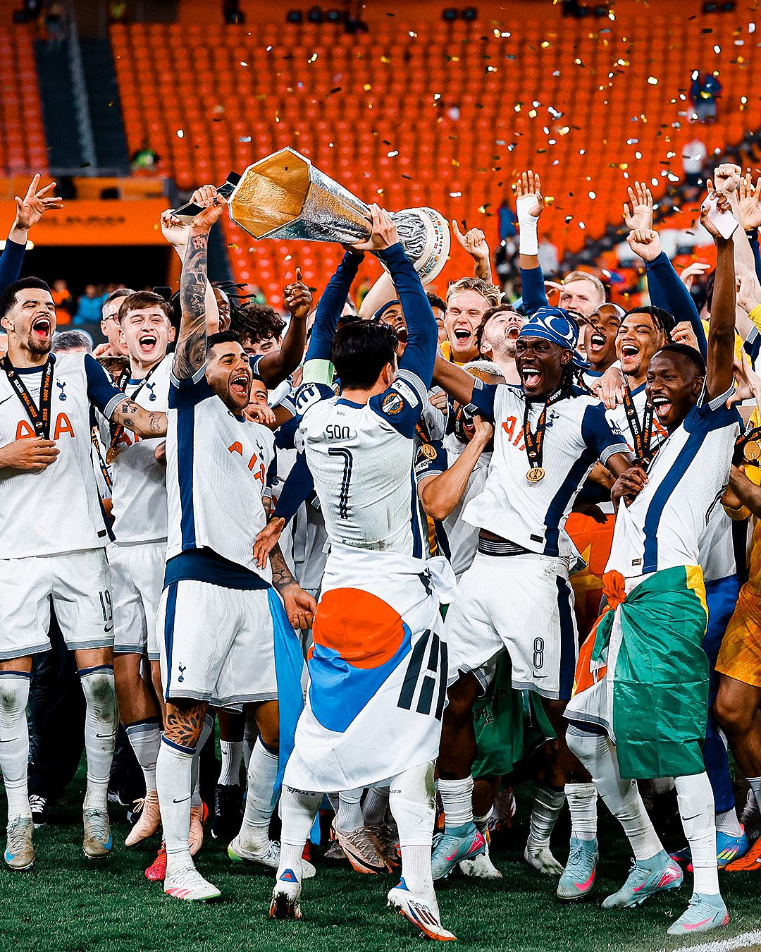 Tottenham trong khoảnh khắc vinh quang đêm thứ Tư tại San Mames, Bilbao.