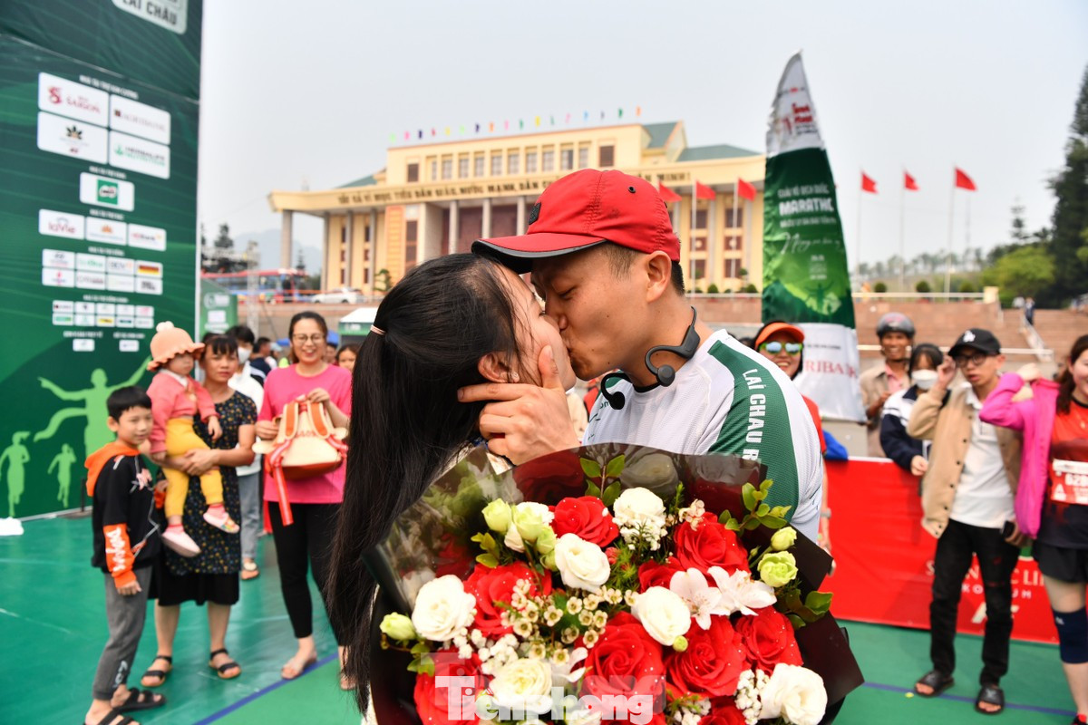 Tại Tiền Phong Marathon 2023, Trần Đại Vũ đã cầu hôn bạn gái Vũ Thị Lương, sau đó nhận lời chúc mừng từ nhà báo Lê Xuân Sơn, Tổng biên tập báo Tiền Phong. Tại Tiền Phong Marathon 2023, Trần Đại Vũ đã cầu hôn bạn gái Vũ Thị Lương, sau đó nhận lời chúc mừng từ nhà báo Lê Xuân Sơn, Tổng biên tập báo Tiền Phong.