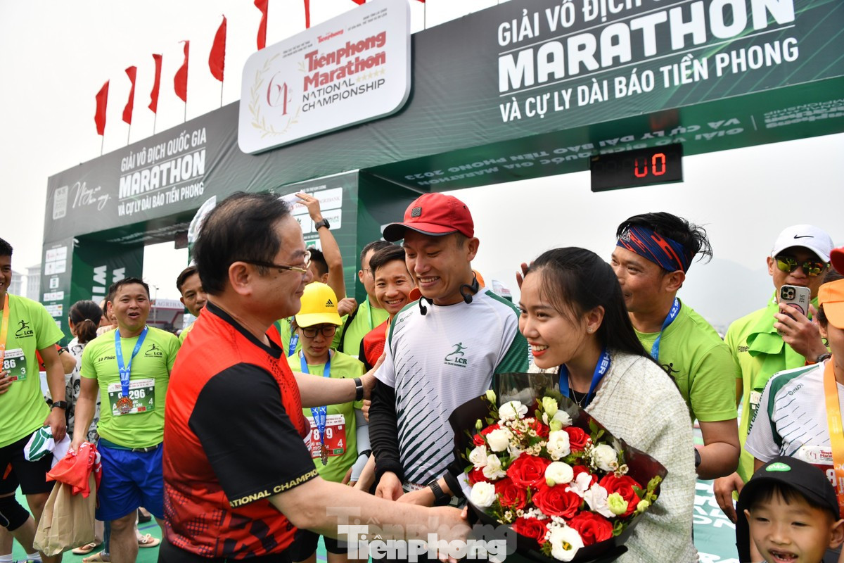 Tại Tiền Phong Marathon 2023, Trần Đại Vũ đã cầu hôn bạn gái Vũ Thị Lương, sau đó nhận lời chúc mừng từ nhà báo Lê Xuân Sơn, Tổng biên tập báo Tiền Phong. Tại Tiền Phong Marathon 2023, Trần Đại Vũ đã cầu hôn bạn gái Vũ Thị Lương, sau đó nhận lời chúc mừng từ nhà báo Lê Xuân Sơn, Tổng biên tập báo Tiền Phong.