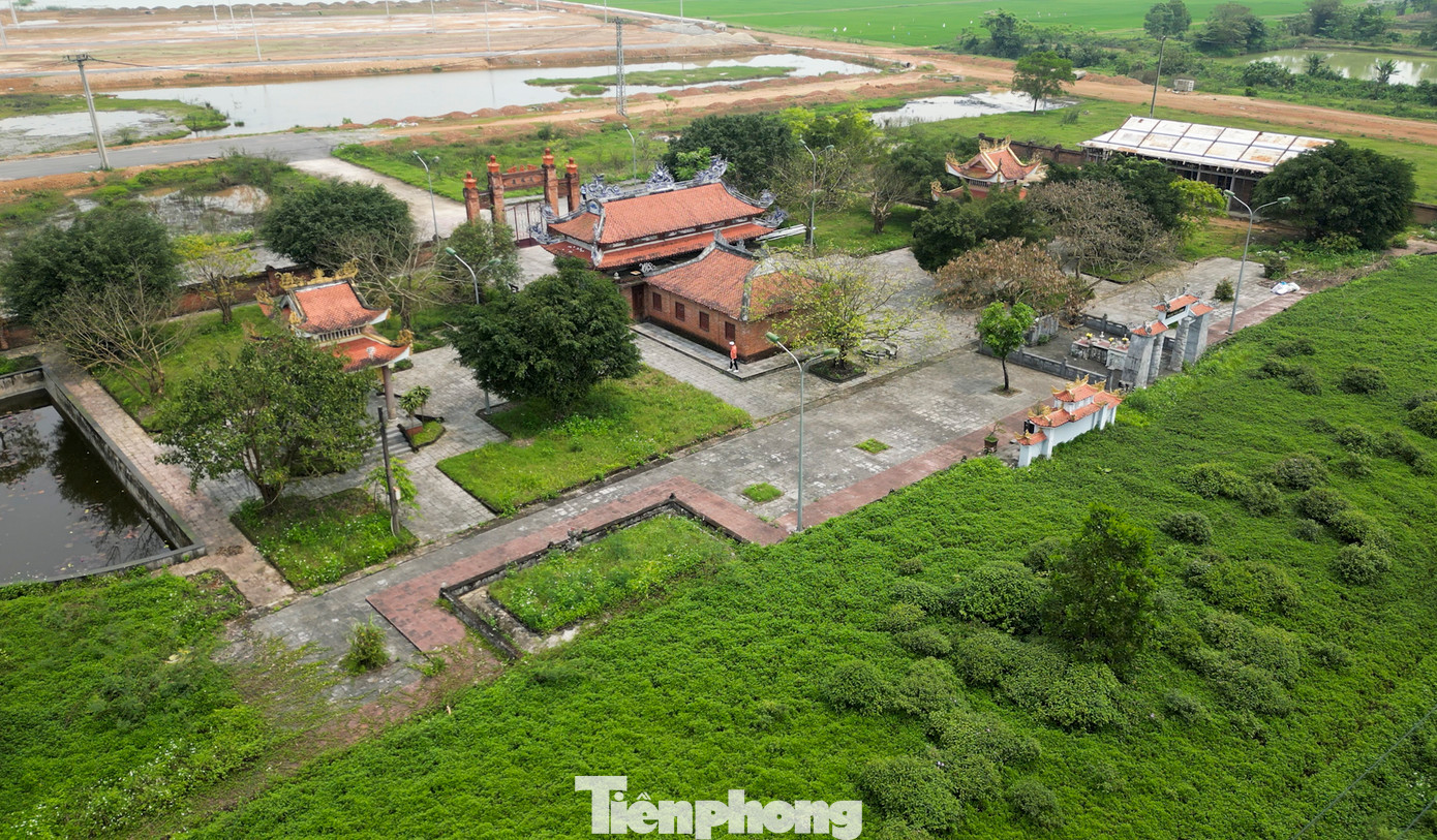 Nghĩa Trủng đàn nằm trong khu đất rộng hơn 3.000 m2, được lập vào năm 1872 thời vua Tự Đức triều Nguyễn, bởi Trung nghị đại phu Phó đô ngự sử Hoàng Hữu Lợi.