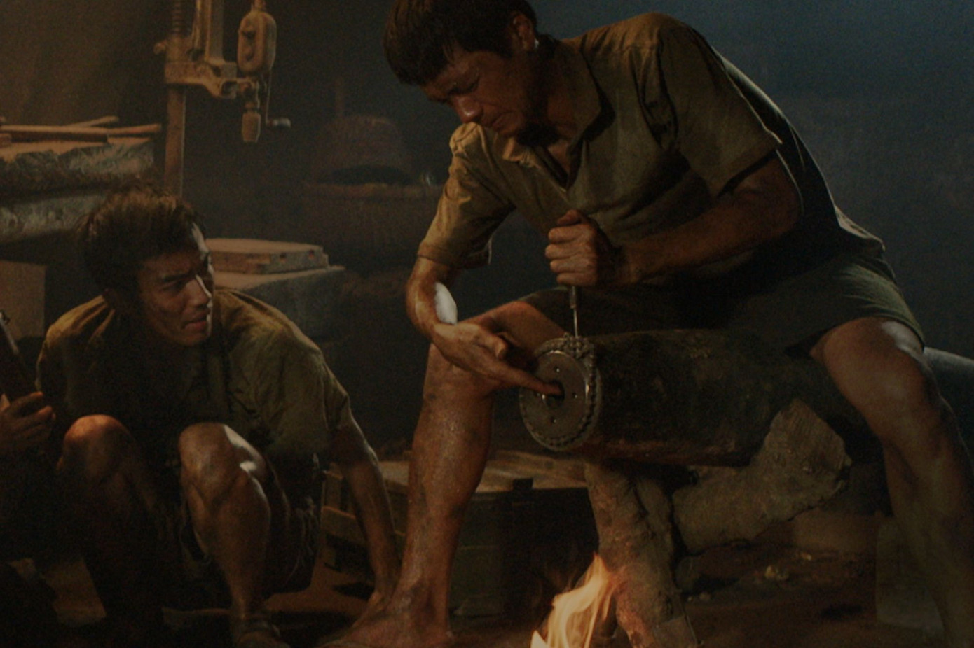 Cảnh Tư Đạp tháo quả bom lấy thuốc súng trong Địa đạo.