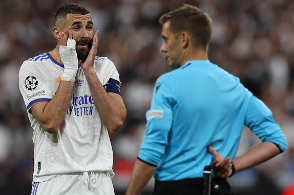 Benzema đau khổ khi trọng tài đồng hương Turpin từ chối bàn thắng. (Ảnh: Daily Mail)