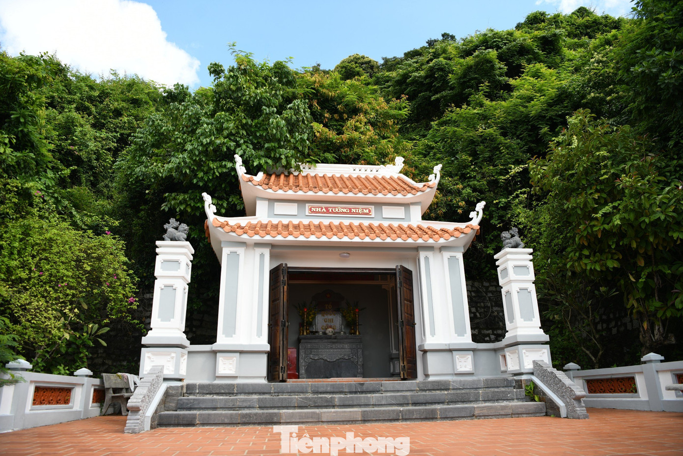 Nhà tưởng niệm các anh hùng liệt sỹ hy sinh ở Vũng Rô. Nhà tưởng niệm các anh hùng liệt sỹ hy sinh ở Vũng Rô.