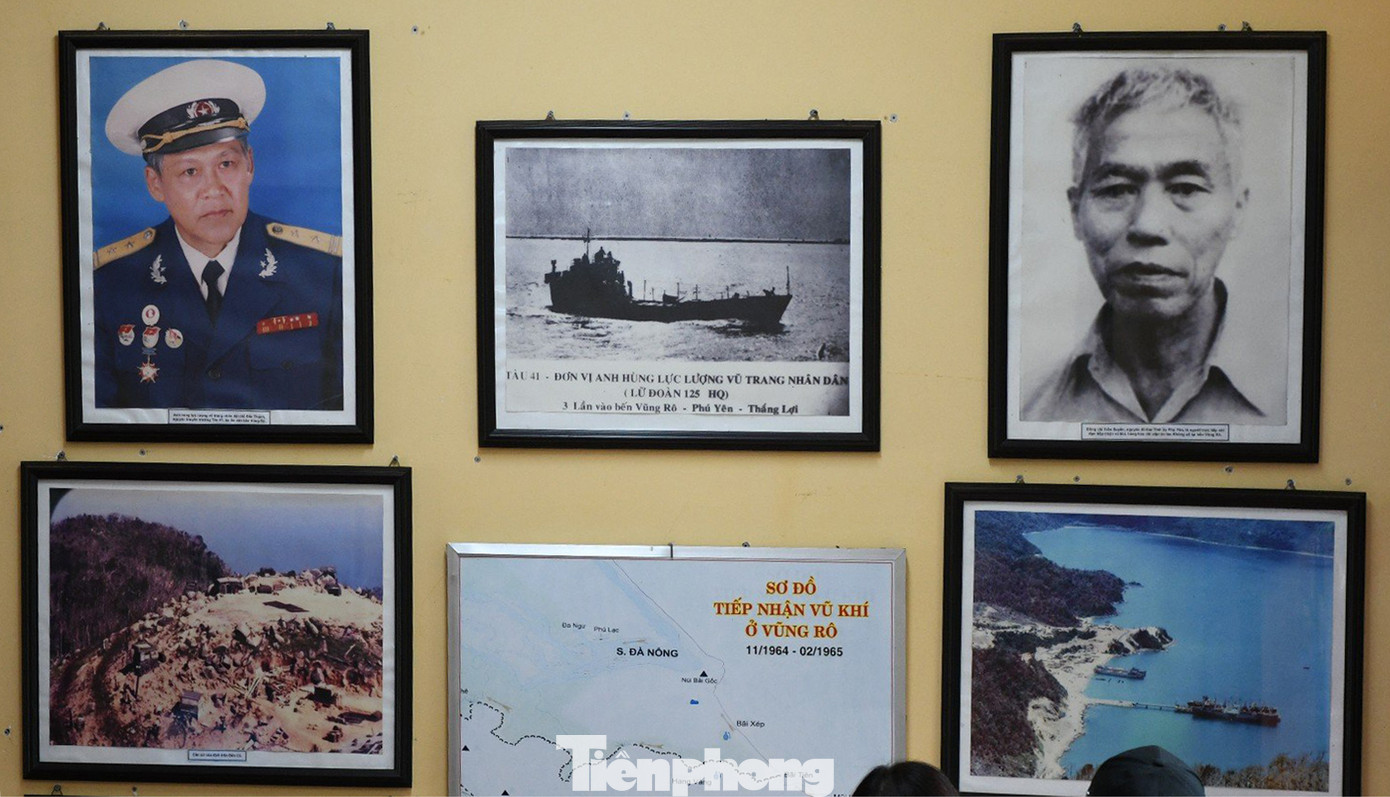 Anh hùng LLVTND, Trung tá Hồ Đắc Thạnh (trái) và Bí thư Tỉnh ủy Phú Yên Trần Suyền (phải). (Ảnh tại khu Di tích lịch sử Vũng Rô). Anh hùng LLVTND, Trung tá Hồ Đắc Thạnh (trái) và Bí thư Tỉnh ủy Phú Yên Trần Suyền (phải). (Ảnh tại khu Di tích lịch sử Vũng Rô).