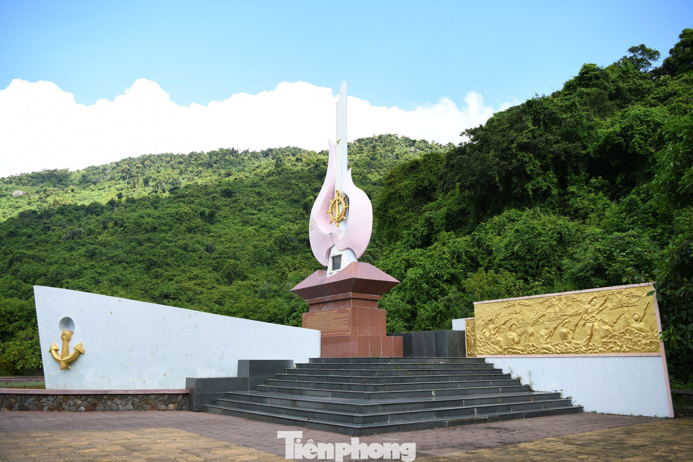 Đài tưởng niệm tàu không số Vũng Rô với hình tượng cách điệu, kết hợp mũi neo với ngọn lửa, thể hiện tinh thần yêu nước và ý chí cách mạng của những chiến sỹ trên các chuyến tàu không số năm xưa. Đài tưởng niệm tàu không số Vũng Rô với hình tượng cách điệu, kết hợp mũi neo với ngọn lửa, thể hiện tinh thần yêu nước và ý chí cách mạng của những chiến sỹ trên các chuyến tàu không số năm xưa.