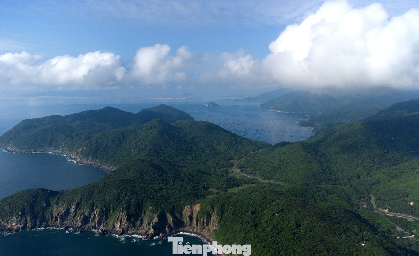 Vũng Rô phía đằng xa nhìn từ hướng Mũi Điện. Vũng Rô phía đằng xa nhìn từ hướng Mũi Điện.