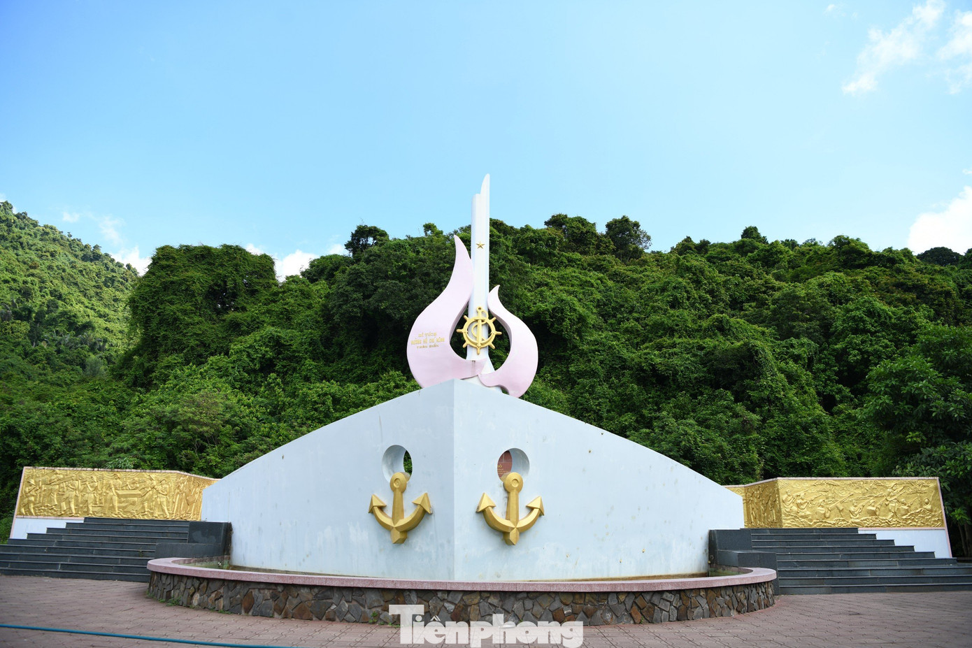 Đài tưởng niệm tàu không số Vũng Rô tại khu Di tích lịch sử Vũng Rô. Đài tưởng niệm tàu không số Vũng Rô tại khu Di tích lịch sử Vũng Rô.