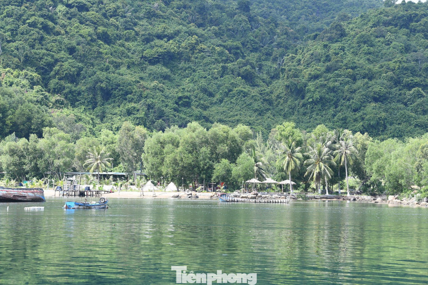 Xung quanh khu vực bãi Chùa ở Vũng Rô, nơi tiếp nhận những lô vũ khí từ các chuyến tàu không số. Xung quanh khu vực bãi Chùa ở Vũng Rô, nơi tiếp nhận những lô vũ khí từ các chuyến tàu không số.