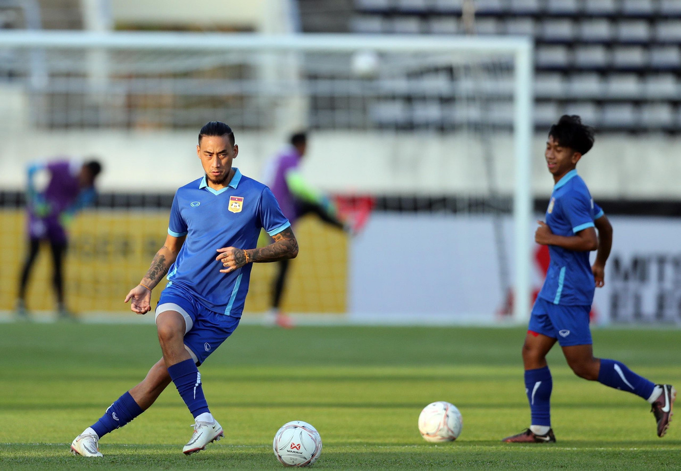 Trong thành phần tuyển Lào còn có Billy Ketkeophomphone, người từng chơi ở Ligue 1. HIện anh khoác áo Sri Pahang của Malaysia. Trong thành phần tuyển Lào còn có Billy Ketkeophomphone, người từng chơi ở Ligue 1. HIện anh khoác áo Sri Pahang của Malaysia.