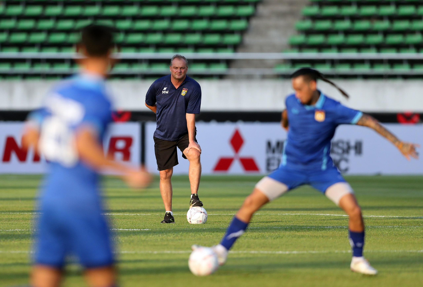 Phía bên kia, HLV Michael Weiss của ĐT Lào cũng tỏ ra trầm ngâm. Ông mới được bổ nhiệm cách đây không lâu. Tuy nhiên chiến lược gia người Đức không lạ gì với AFF Cup khi từng dẫn dắt Philippines giai đoạn 2011-14. Phía bên kia, HLV Michael Weiss của ĐT Lào cũng tỏ ra trầm ngâm. Ông mới được bổ nhiệm cách đây không lâu. Tuy nhiên chiến lược gia người Đức không lạ gì với AFF Cup khi từng dẫn dắt Philippines giai đoạn 2011-14.