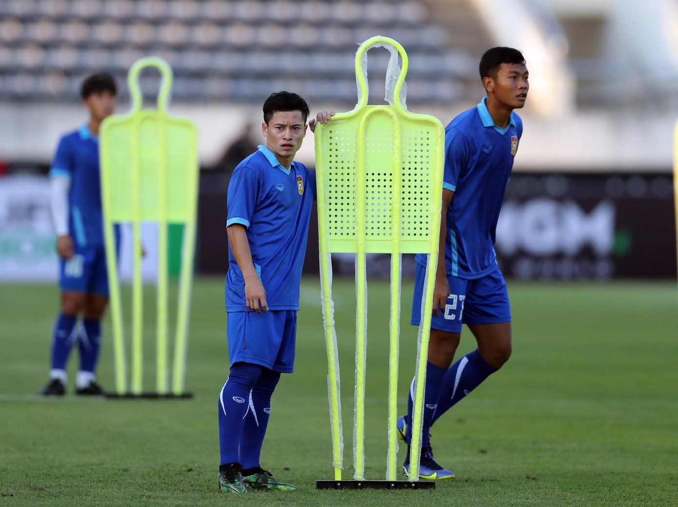 "Messi Lào" Soukaphone Vongchiengkham tiếp tục đóng vai trò thủ lĩnh ở Lào. Đã ghi 15 bàn cho ĐT Lào, nhưng khá ngạc nhiên khi Vongchiengkham chưa từng nổ súng ở AFF Cup. "Messi Lào" Soukaphone Vongchiengkham tiếp tục đóng vai trò thủ lĩnh ở Lào. Đã ghi 15 bàn cho ĐT Lào, nhưng khá ngạc nhiên khi Vongchiengkham chưa từng nổ súng ở AFF Cup.