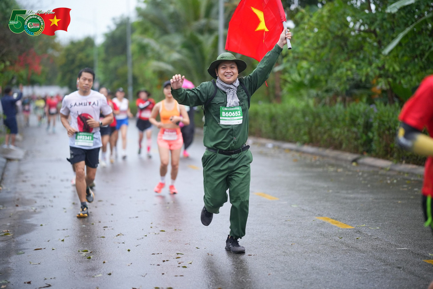Rất nhiều runner của Tiền Phong Marathon 2025 mang cờ Tổ quốc, cờ Mặt trận giải phóng miền Nam và trang phục như những chiến sỹ giải phóng năm xưa trên đường chạy. Rất nhiều runner của Tiền Phong Marathon 2025 mang cờ Tổ quốc, cờ Mặt trận giải phóng miền Nam và trang phục như những chiến sỹ giải phóng năm xưa trên đường chạy.