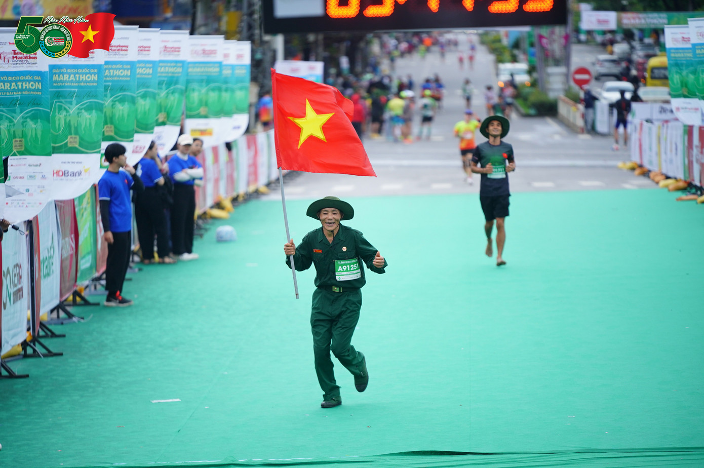 Chú Dương Văn Huê, cựu chiến binh tại mặt trận biên giới, hào hứng tham gia Tiền Phong Marathon 2025 với trang phục người lính bộ đội cụ Hồ. Chú Dương Văn Huê, cựu chiến binh tại mặt trận biên giới, hào hứng tham gia Tiền Phong Marathon 2025 với trang phục người lính bộ đội cụ Hồ.