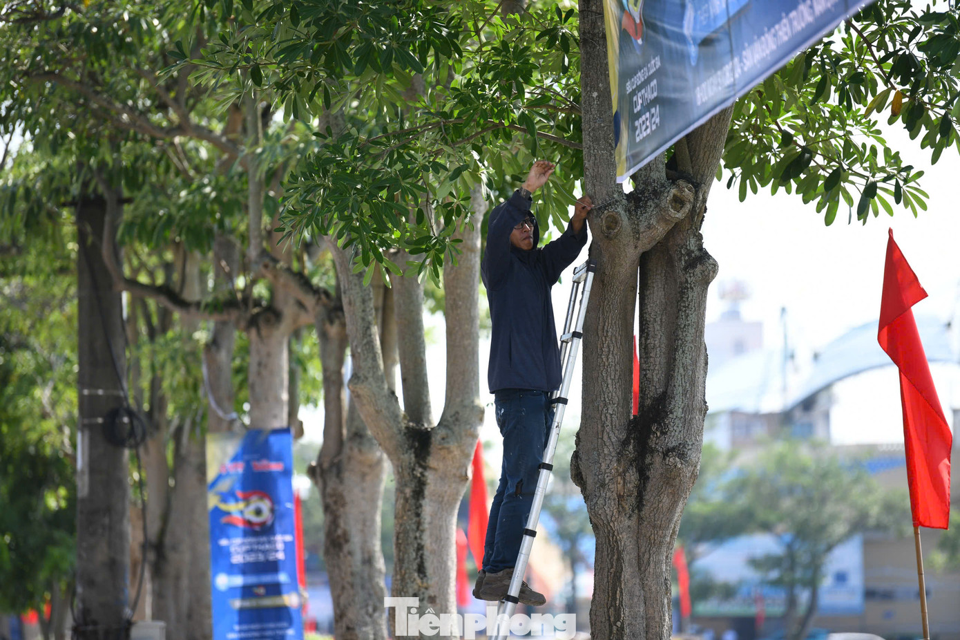 Nhằm sẵn sàng cho trận Siêu cúp bóng đá Quốc gia 2023/2024, công tác chuẩn bị được thực hiện khẩn trương. Rất nhanh chóng, thông tin về trận đấu được lan tỏa trên nhiều tuyến phố.