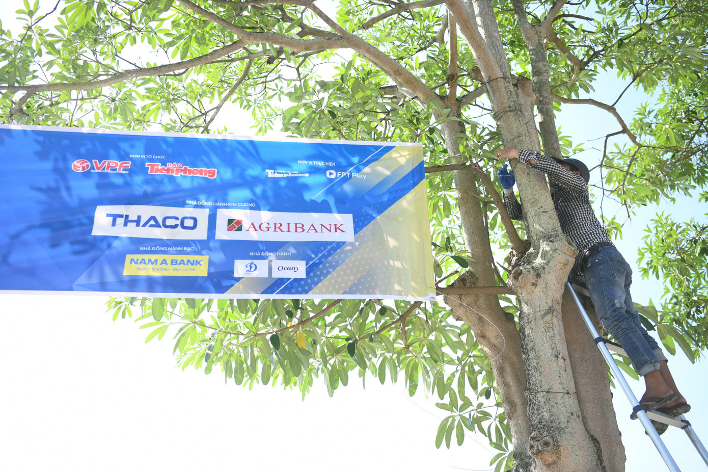 Nhằm sẵn sàng cho trận Siêu cúp bóng đá Quốc gia 2023/2024, công tác chuẩn bị được thực hiện khẩn trương. Rất nhanh chóng, thông tin về trận đấu được lan tỏa trên nhiều tuyến phố.