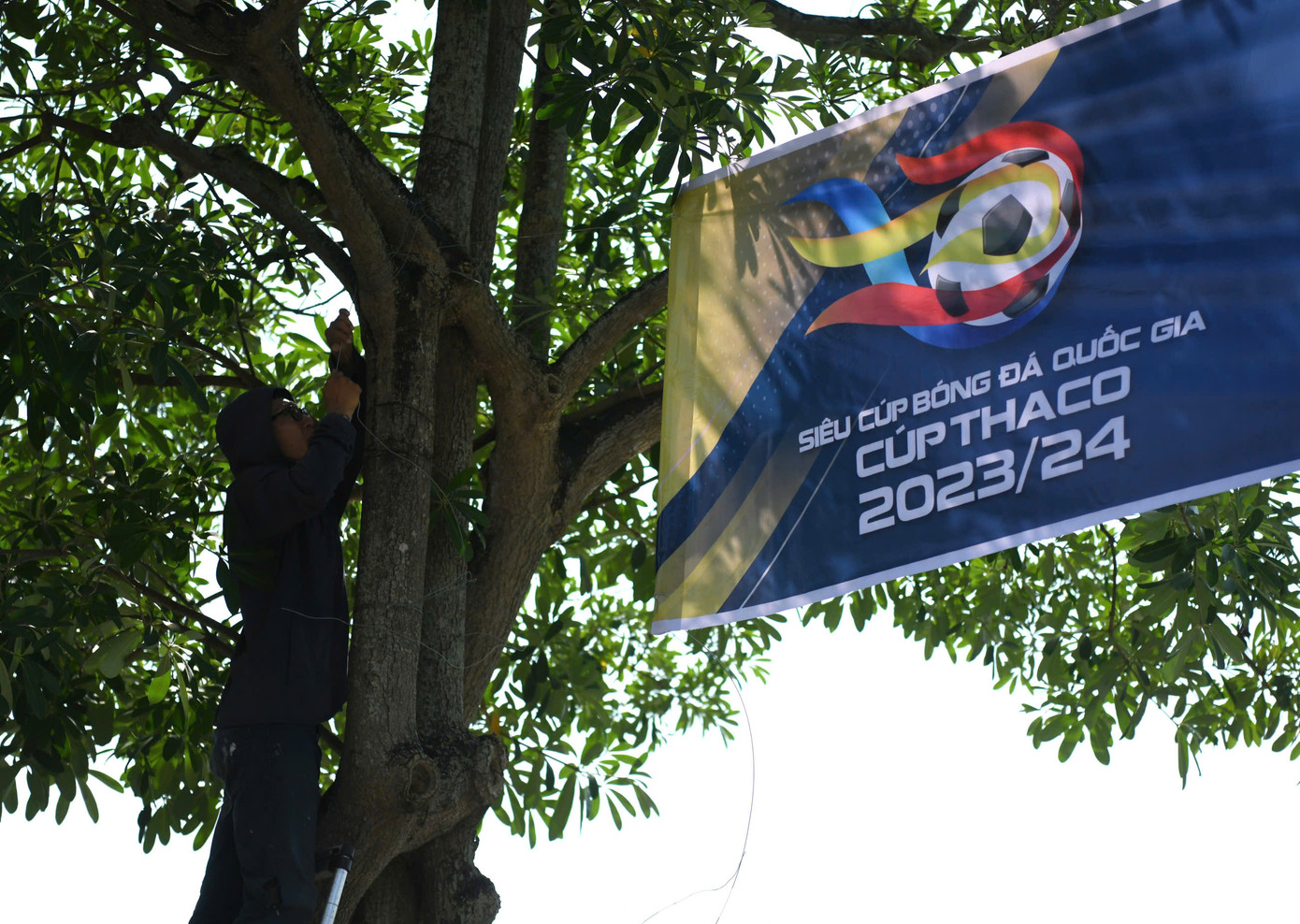 Nhằm sẵn sàng cho trận Siêu cúp bóng đá Quốc gia 2023/2024, công tác chuẩn bị được thực hiện khẩn trương. Rất nhanh chóng, thông tin về trận đấu được lan tỏa trên nhiều tuyến phố.