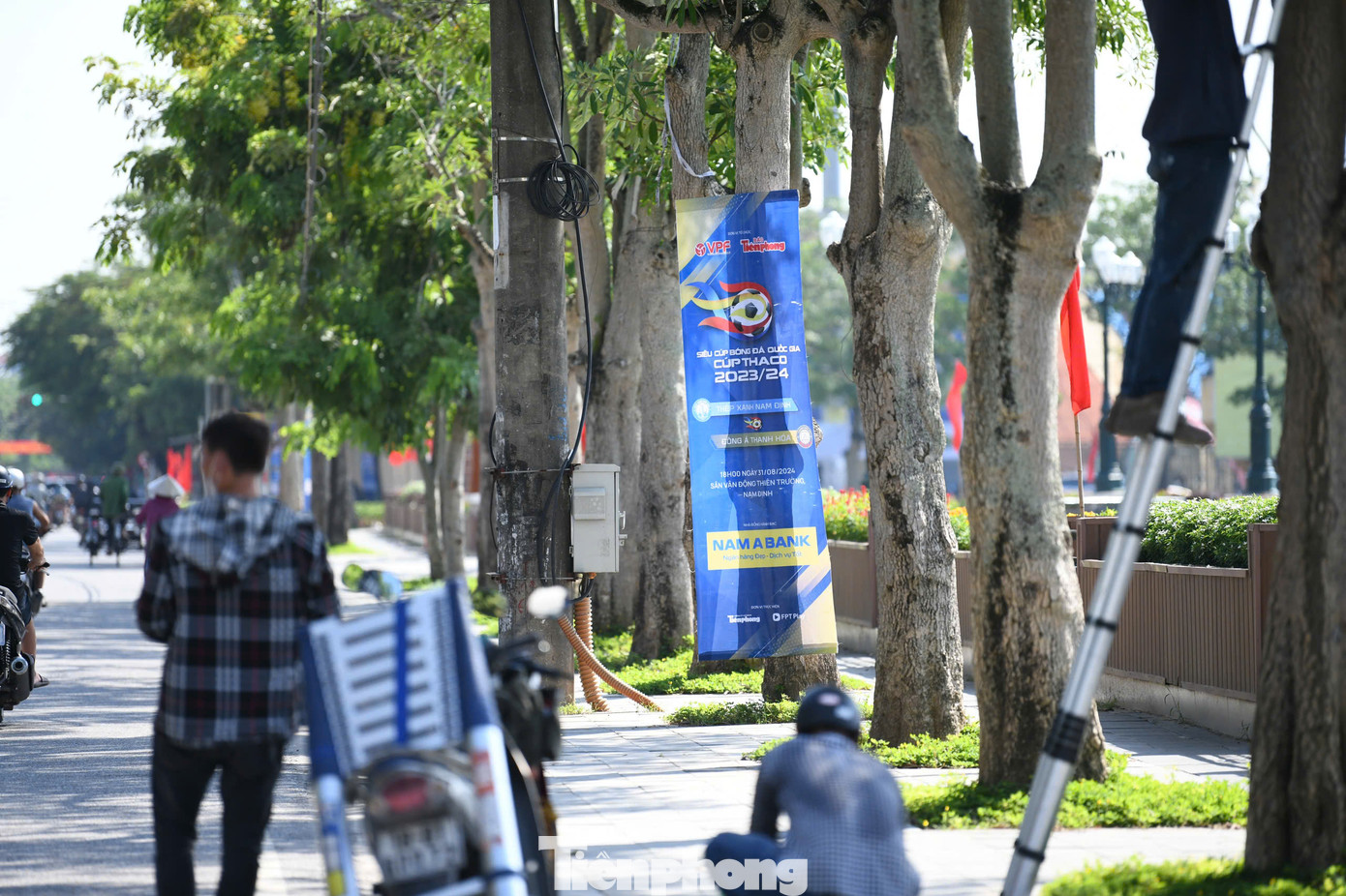 Nhằm sẵn sàng cho trận Siêu cúp bóng đá Quốc gia 2023/2024, công tác chuẩn bị được thực hiện khẩn trương. Rất nhanh chóng, thông tin về trận đấu được lan tỏa trên nhiều tuyến phố.