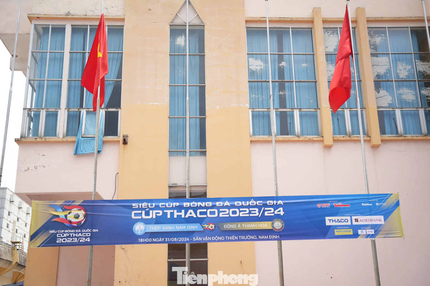 Bên cạnh sắc đỏ cờ hoa, những ngày qua tại thành phố Nam Định còn xuất hiện băng rôn, áp phích quảng bá trận Siêu Cúp bóng đá Quốc gia – Cúp THACO 2023/2024 sẽ diễn ra tại sân Thiên Trường.