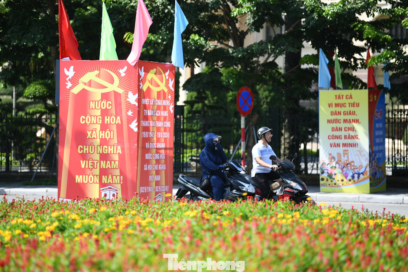 Chào mừng kỷ niệm 79 năm Cách mạng tháng Tám và Quốc khánh 2/9, khắp các ngả đường của thành phố Nam Định rợp bóng cờ hoa, băng rôn, khẩu hiệu chào mừng.