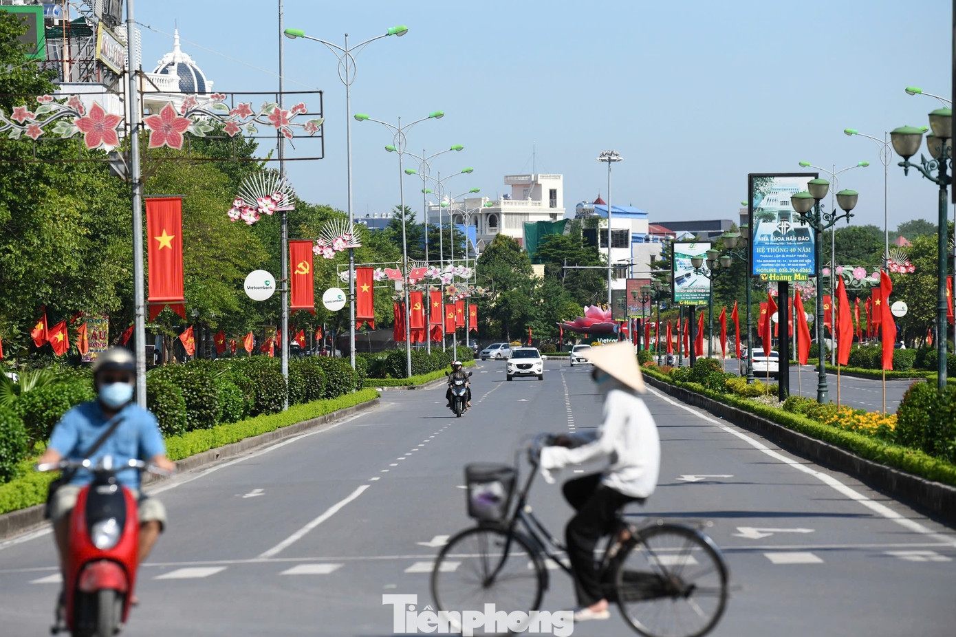 Giữa nắng vàng mùa thu tháng Tám lịch sử, cờ hoa rực rỡ khơi dậy niềm tự hào của người dân với những thành tựu cách mạng, sự hứng khởi trong công cuộc xây dựng, phát triển đất nước.
