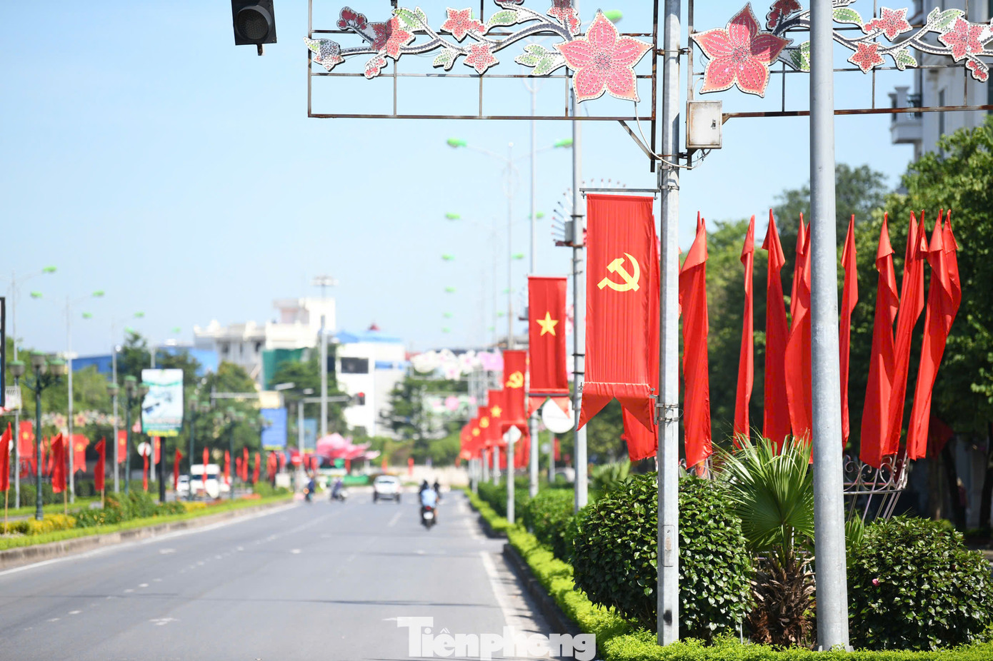 Giữa nắng vàng mùa thu tháng Tám lịch sử, cờ hoa rực rỡ khơi dậy niềm tự hào của người dân với những thành tựu cách mạng, sự hứng khởi trong công cuộc xây dựng, phát triển đất nước.