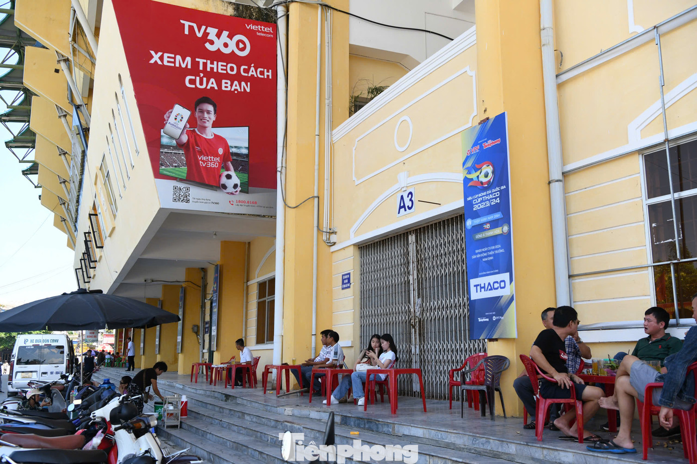 Ở các quán nước, cà phê, trận đấu giữa Thép Xanh Nam Định và Đông Á Thanh Hóa vào ngày 31/8 tới luôn là chủ đề chính. Tất cả nói về Rafaelson, Hendrio cũng như các ngôi sao khác mà Thép Xanh Nam Định đang sở hữu, đồng thời tin tưởng HLV Vũ Hồng Việt sẽ có cách khắc chế sức mạnh đội quân của HLV Velizar Popov.