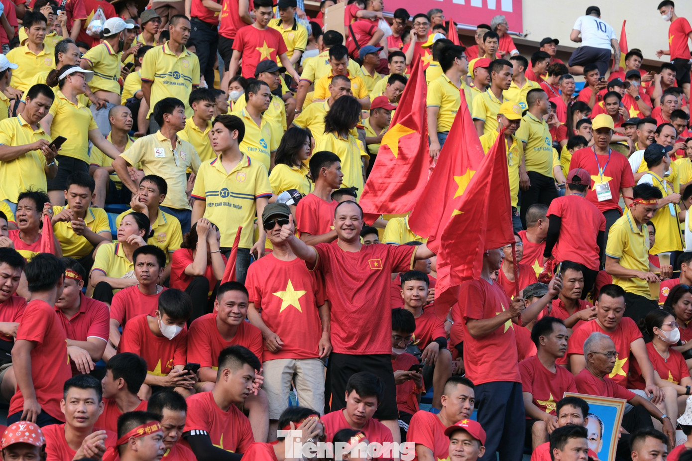 Nhiều khán giả ngoại quốc cũng có mặt trên khán đài cổ vũ ĐT Việt Nam. Nhiều khán giả ngoại quốc cũng có mặt trên khán đài cổ vũ ĐT Việt Nam.