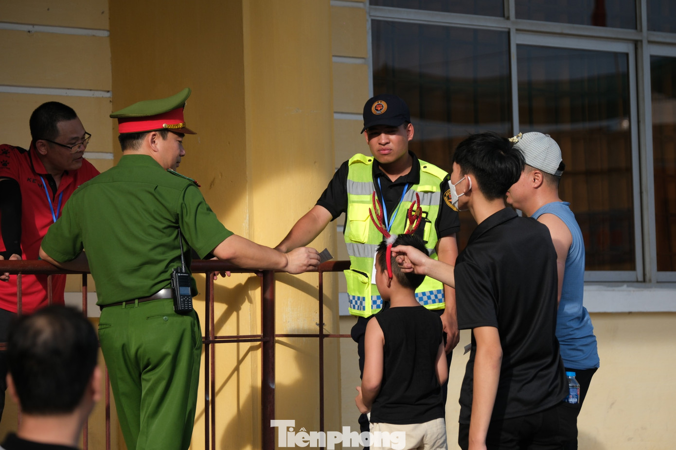 Công tác an ninh ở Thiên Trường được đảm bảo nghiêm ngặt, với gần 1.000 cán bộ chiến sỹ giữ gìn trật tự. Công tác an ninh ở Thiên Trường được đảm bảo nghiêm ngặt, với gần 1.000 cán bộ chiến sỹ giữ gìn trật tự.