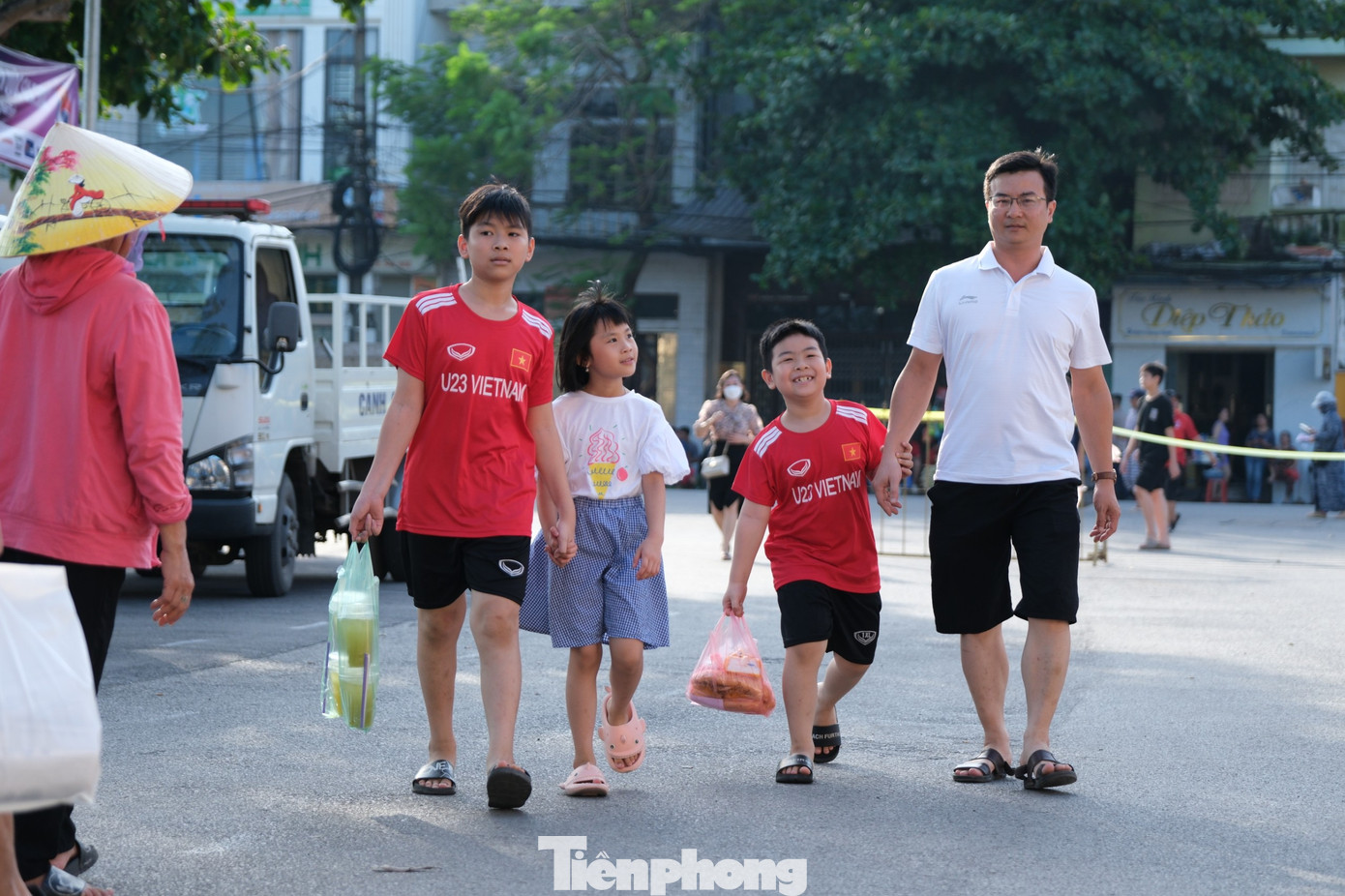 Trước khi trận đấu bắt đầu hơn 2 tiếng, người hâm mộ đã đổ về Thiên Trường. Trước khi trận đấu bắt đầu hơn 2 tiếng, người hâm mộ đã đổ về Thiên Trường.